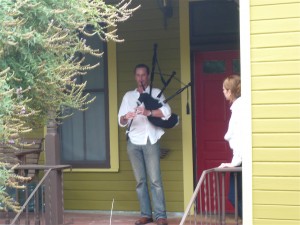 forgive the blurriness - I was so giddy with BAGPIPE FRENZY that my hands were shaking